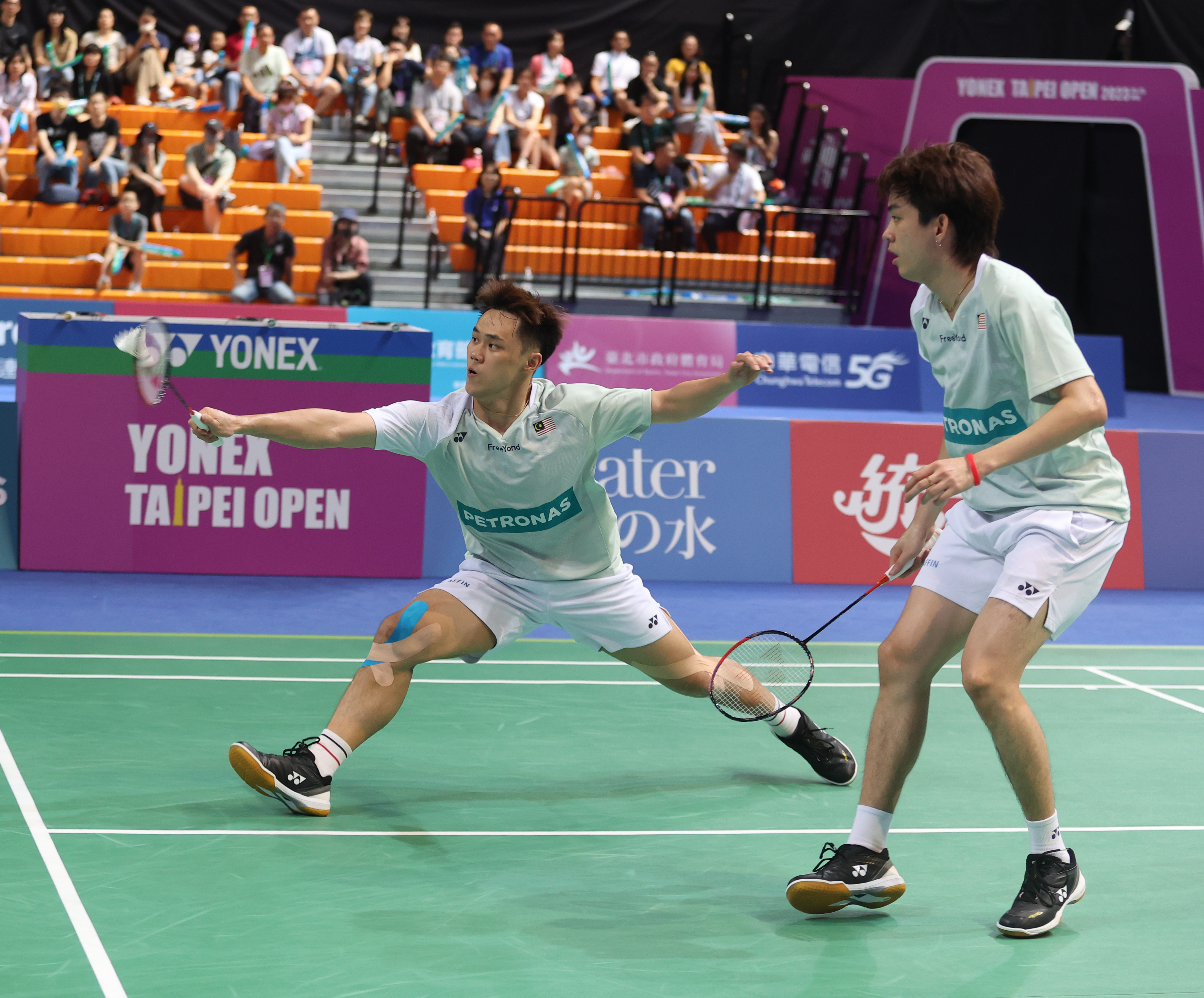 (圖)The games were exciting at the Yonex Taipei Open 2023 Cheng Kai-wun (left) and Wau Wei-chong (right) are shown fighting hard, cheered on by flag-waving fans (provided by the Chinese Taipei Badminton Association).